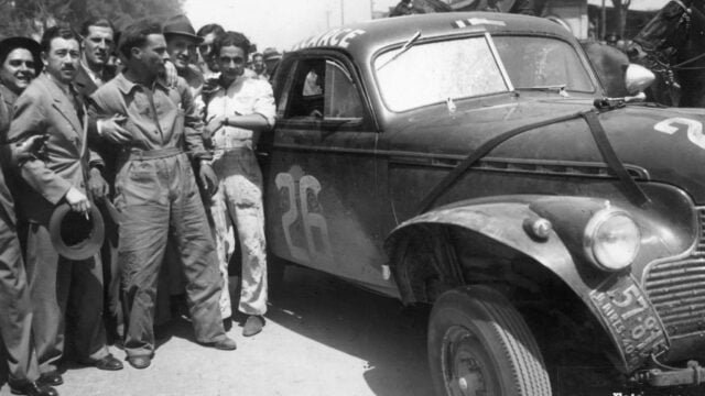 Imagen de Fangio en la llegada del "Gran Premio Internacional del Norte"