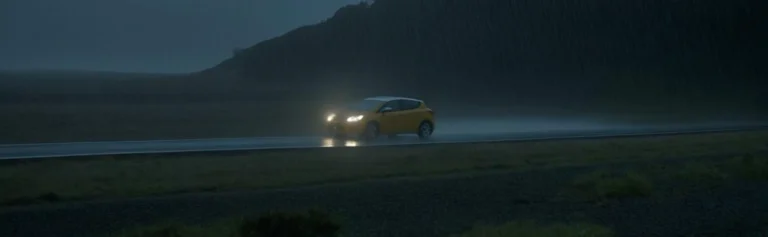 Imagen de un automóvil circulando por una carretera en un dia de lluvia - Conducción de vehículos en diferentes entornos y condiciones -
