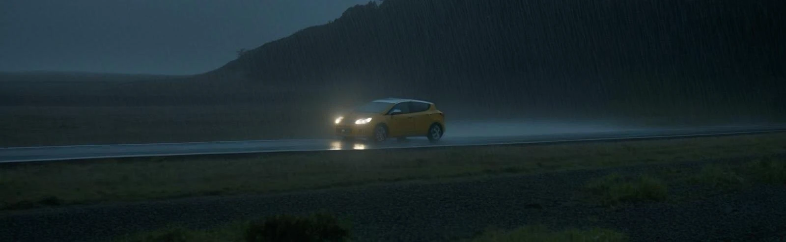 Imagen de un automóvil circulando por una carretera en un dia de lluvia - Conducción de vehículos en diferentes entornos y condiciones -