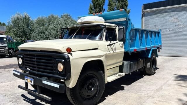 1974-Ford-700-volcador_00