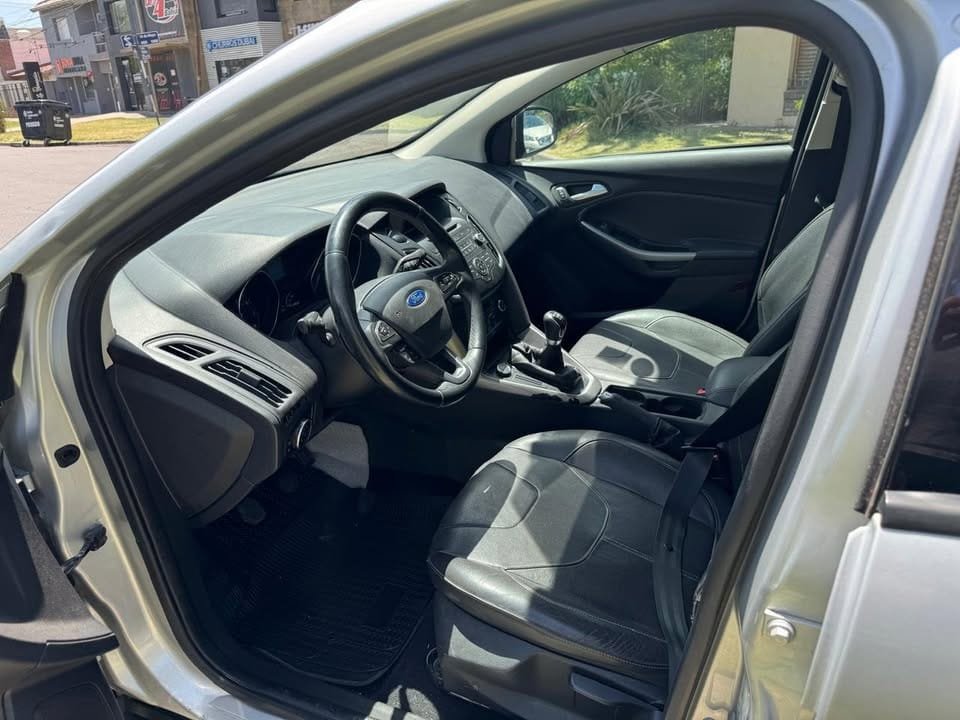 2015-Ford-focus-2.0-se_04