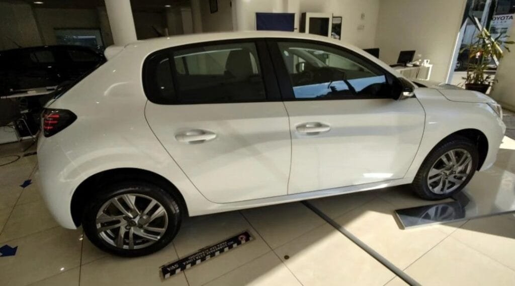 PEUGEOT-208-ALLURE_02