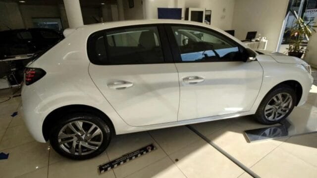 PEUGEOT-208-ALLURE_02