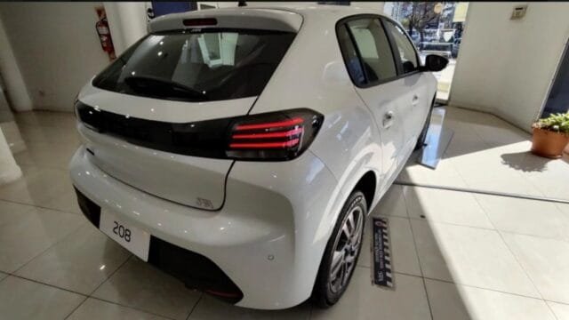 PEUGEOT-208-ALLURE_04