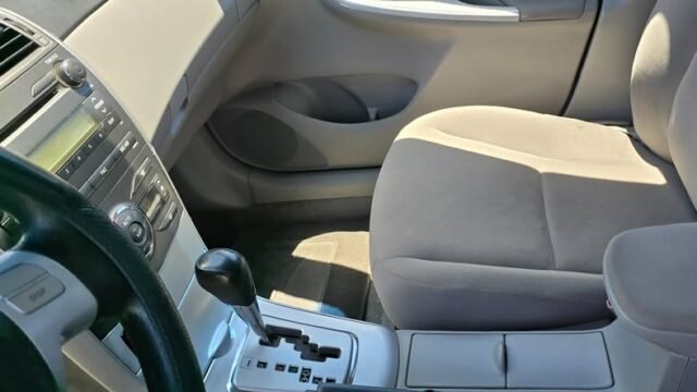 2012-Toyota-corolla-xei-08