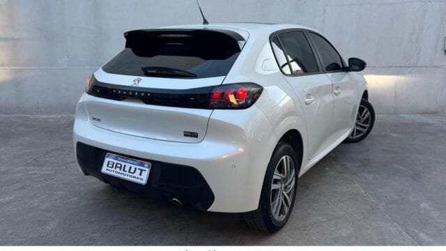 Peugeot-208-Feline-At-2021_04