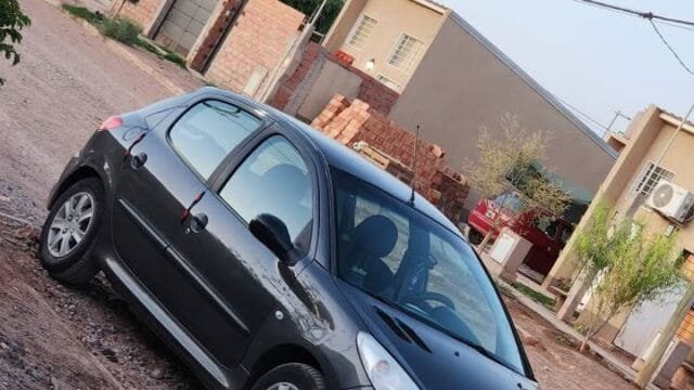 Peugeot_Compac_207_2010_00