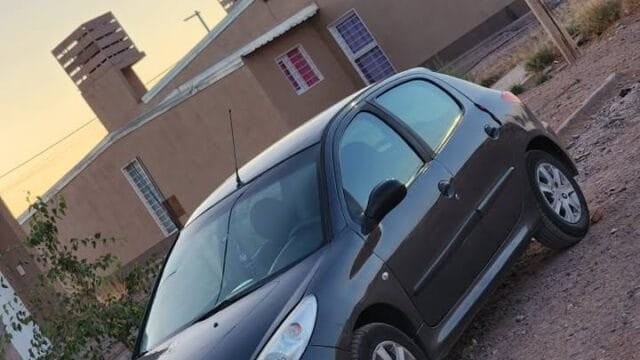 Peugeot_Compac_207_2010_01