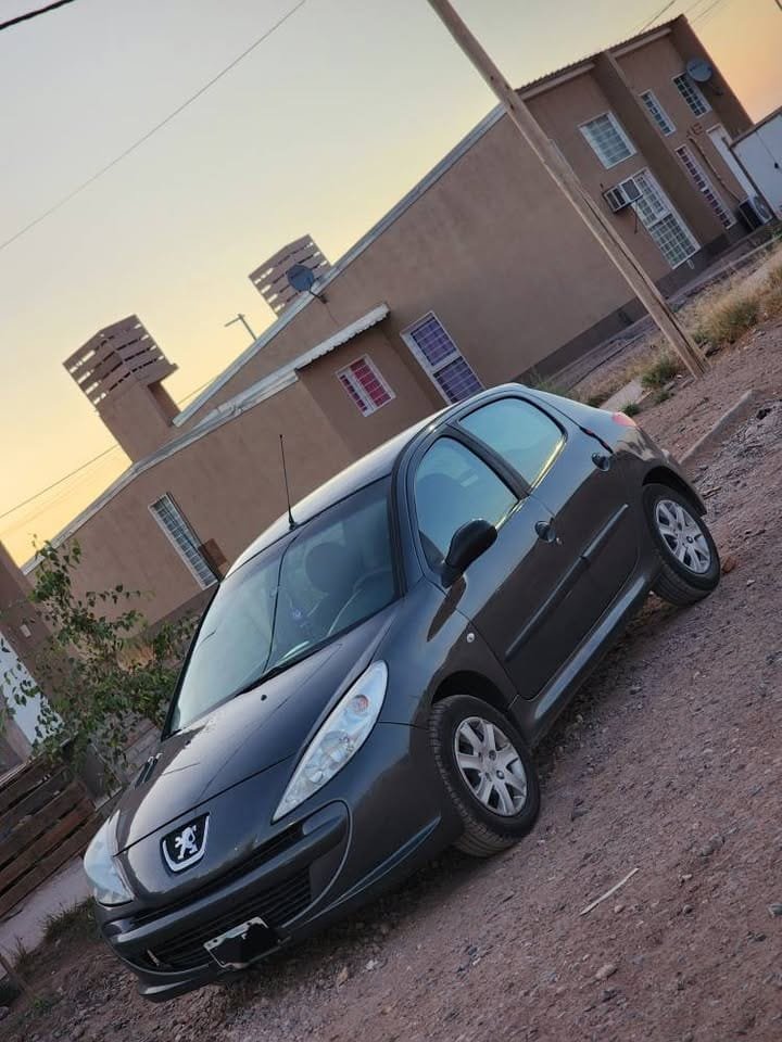 Peugeot_Compac_207_2010_01
