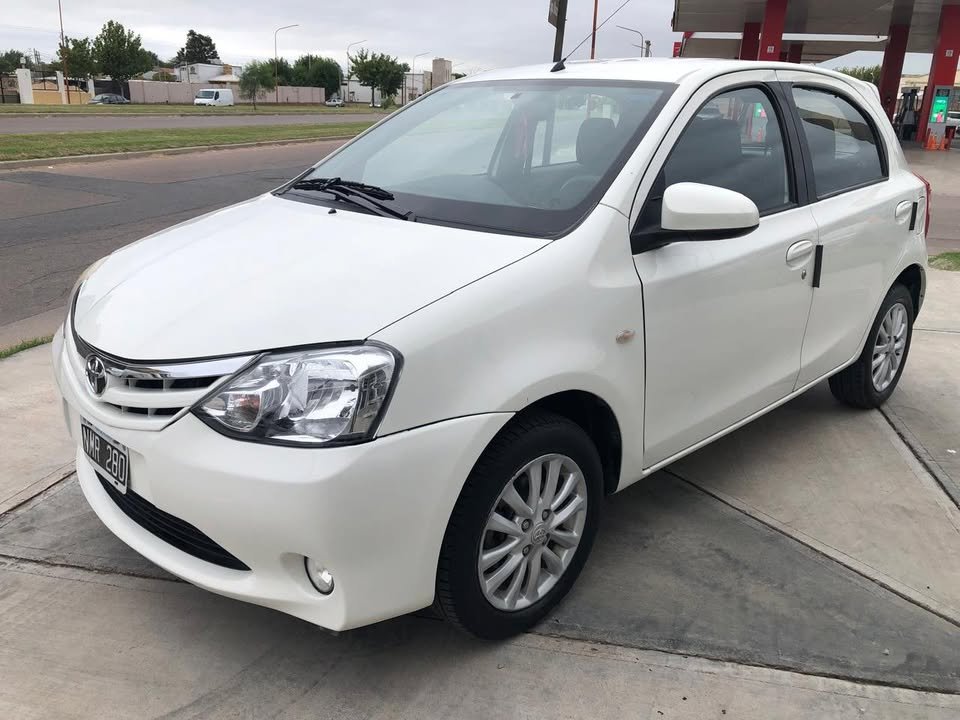 2014-Toyota-etios-xls_00