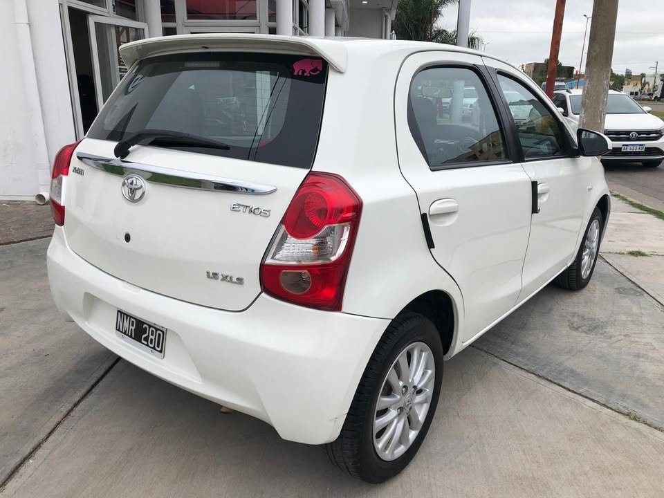 2014-Toyota-etios-xls_01