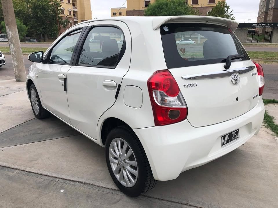 2014-Toyota-etios-xls_02