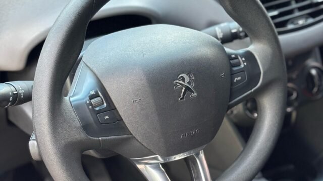 Peugeot-208-Allure-2019_03