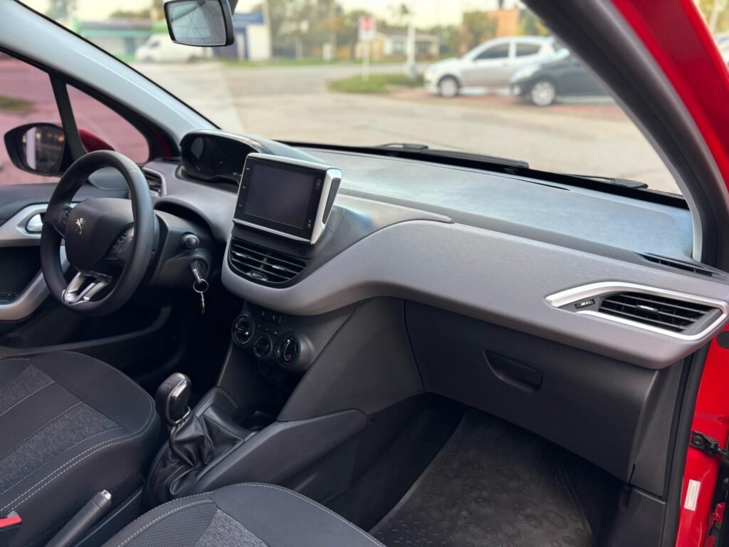 Peugeot-208-Allure-2019_04