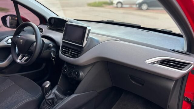 Peugeot-208-Allure-2019_04