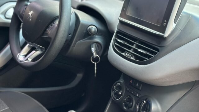 Peugeot-208-Allure-2019_05