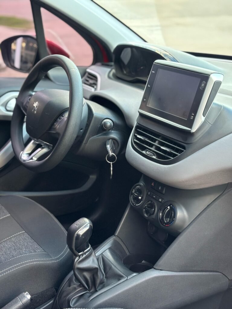 Peugeot-208-Allure-2019_05