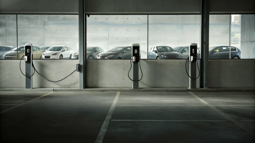 Imagen de una estación de cargas en un estacionamiento de un shoping- estaciones de carga para autos eléctricos