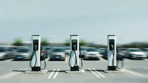 Imagen de una estación de cargas en un estacionamiento al aire libre - estaciones de carga para autos eléctricos