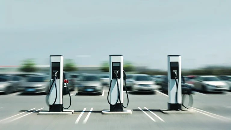 Imagen de una estación de cargas en un estacionamiento al aire libre - estaciones de carga para autos eléctricos