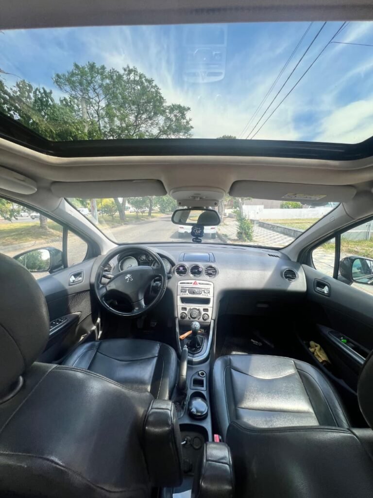 Peugeot_408_Allure_Nafta_2015_01