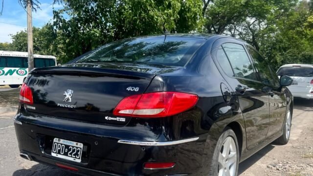 Peugeot_408_Allure_Nafta_2015_02