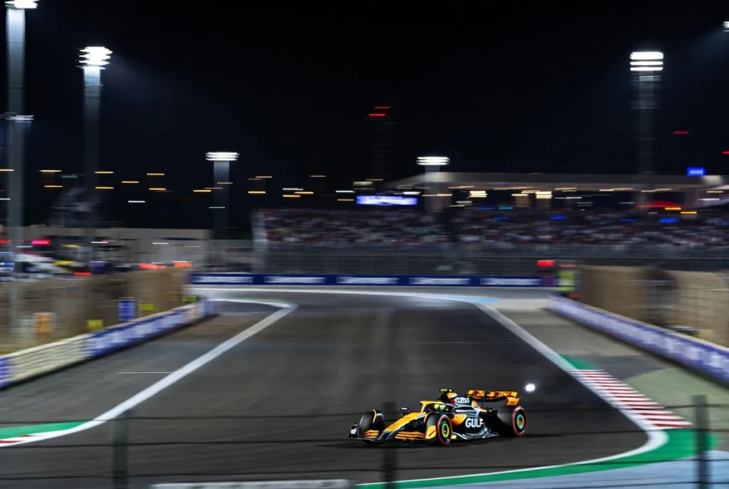 Vista dramática del circuito Losail al atardecer, sede del Gran Premio de Qatar 2025 donde se definirá la Lucha campeonato F1.