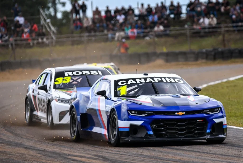 tc-en-toay-2025-01 Duelo cerrado entre el Chevrolet Camaro de Canapino y el Toyota Camry de Rossi en la definición de la Copa de Oro TC 2025 en Toay.