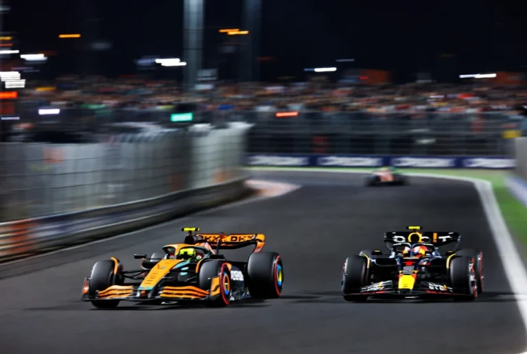 McLaren vs Red Bull F1 2025 en duelo nocturno. El naranja (velocidad) contra el azul (disciplina).