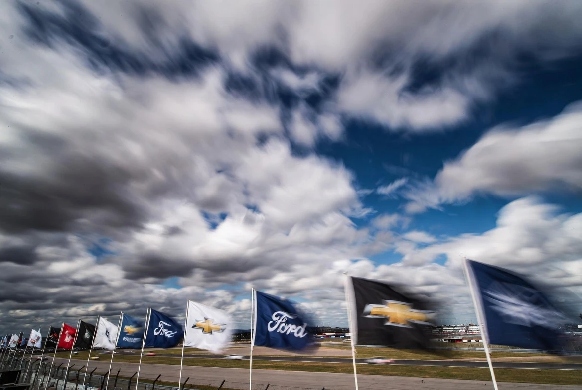 Banderas ondeando por el fuerte viento en el Autódromo Roberto Mouras de La Plata durante el Gran Premio Coronación.