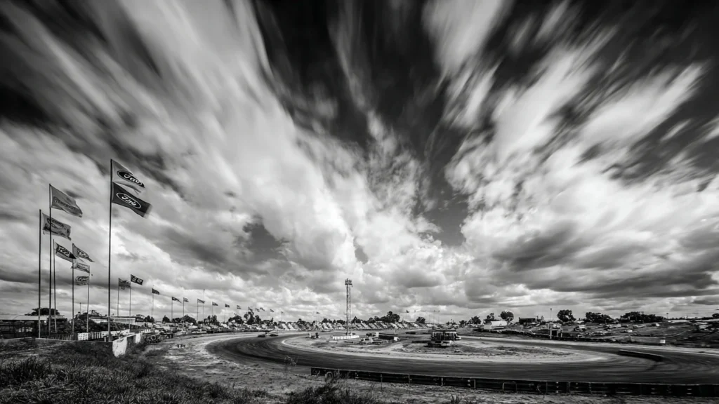el-campeonato-de-turismo-carretera-se-define-04 Banderas ondeando por el fuerte viento en el Autódromo Roberto Mouras de La Plata durante el Gran Premio Coronación.