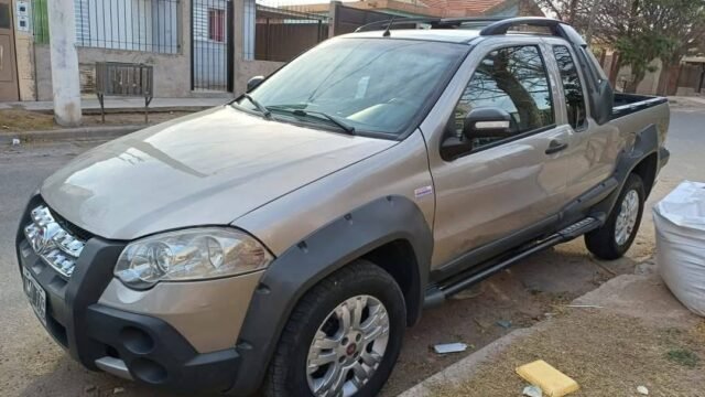 Fiat_Strada_adventure_2011_001