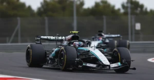 Kimi Antonelli Seguido por George Russell en su primera victoria en F1 con Mercedes en el GP de China 2026.