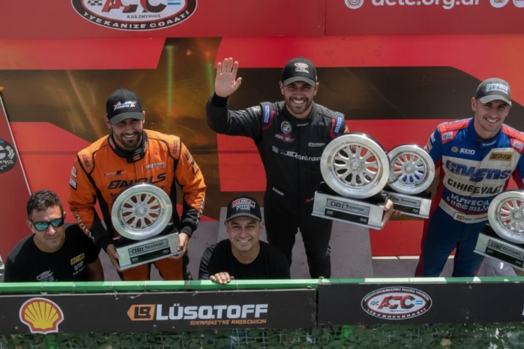 Julián Santero celebra su victoria histórica con BMW en el podio de Viedma 2026.
