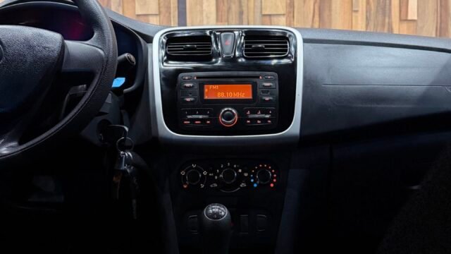 Renault_Sandero_16V_Expression_008