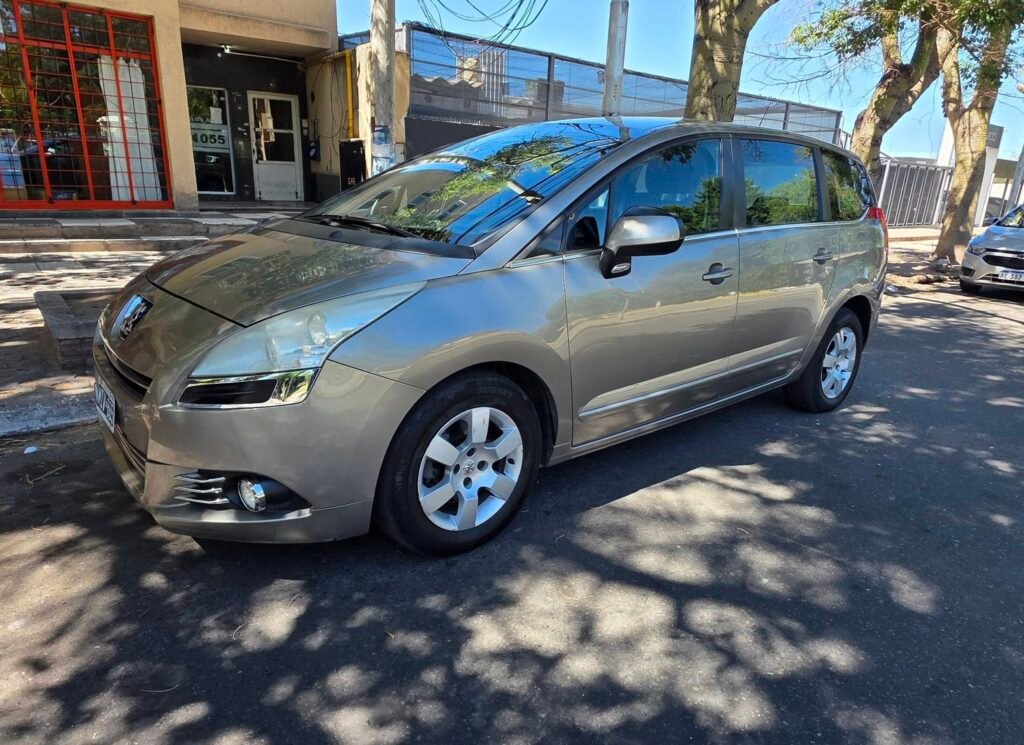 Peugeot-5008-Allure-Plus-2013_001