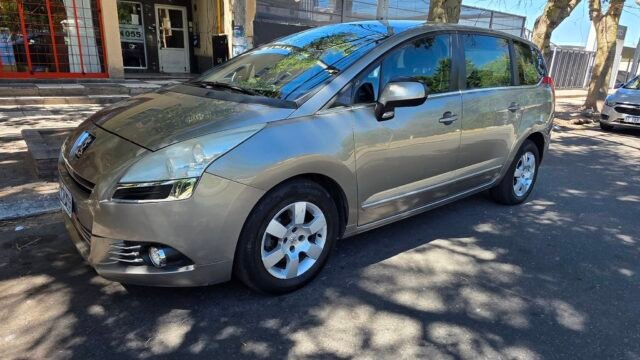 Peugeot-5008-Allure-Plus-2013_001