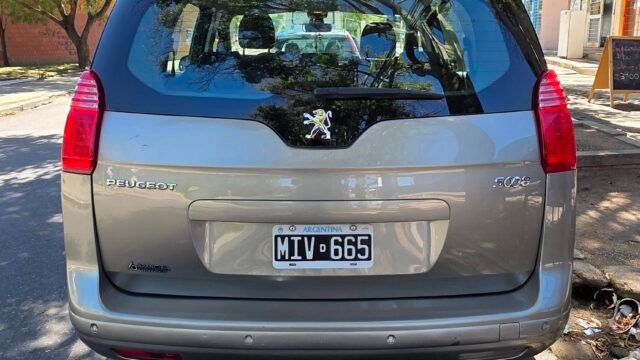 Peugeot-5008-Allure-Plus-2013_002