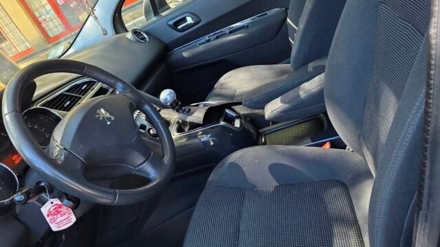 Peugeot-5008-Allure-Plus-2013_005