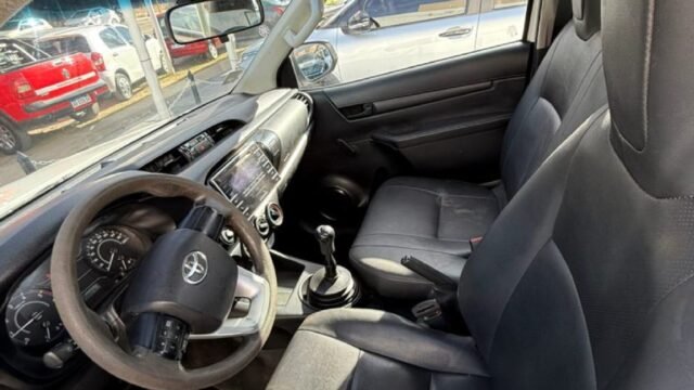 TOYOTA-HILUX-DX-4x2_005