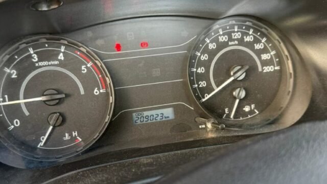TOYOTA-HILUX-DX-4x2_006