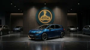 Un vehículo nuevo expuesto bajo luces brillantes en el showroom de una concesionaria de autos moderna.