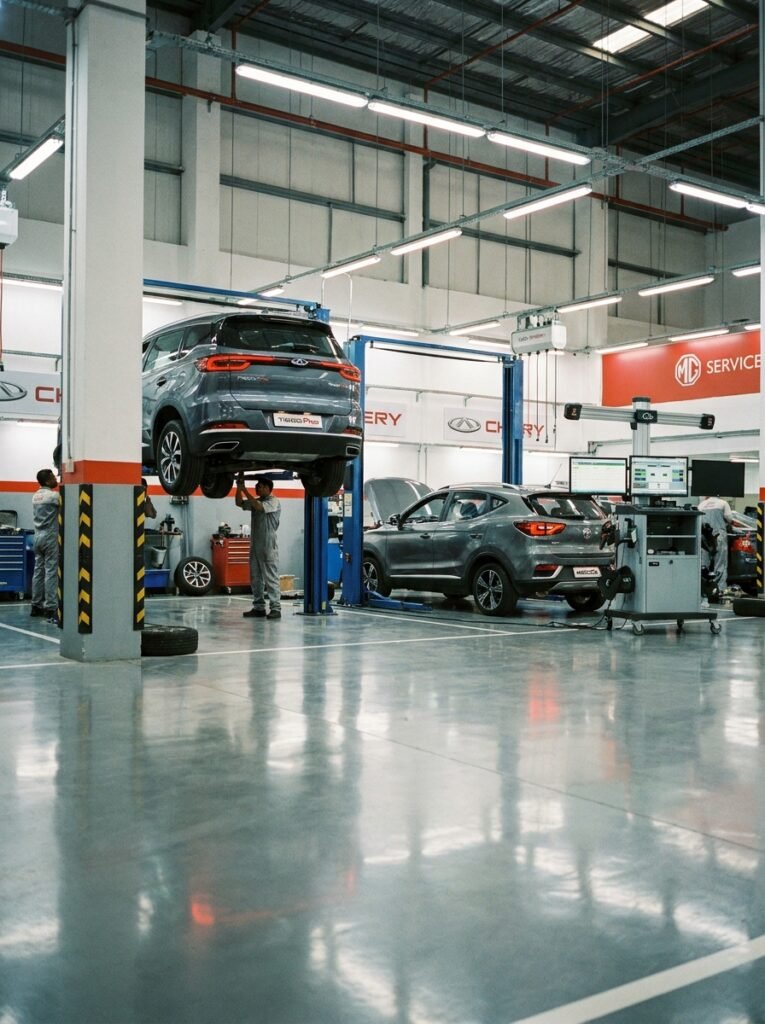 Taller oficial realizando service de mantenimiento periódico a modelos Chery y MG.