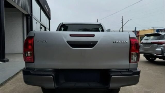 Toyota_Hilux_2_4_Cd_Dx_003
